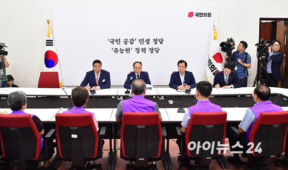 추경호 국민의힘 원내대표가 18일 오후 서울 여의도 국회에서 이태원참사 유가족협의회와 면담을 하고 있다. [사진=곽영래 기자]