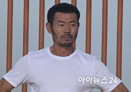 손흥민 아버지 손웅정이 경기를 지켜보고 있다. [사진=아이뉴스24 DB]