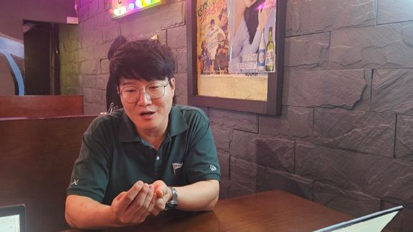 베트남 하노이 따히엔 맥주거리 진로BBQ를 운영하는 김광욱씨. [사진=하노이 공동취재단]