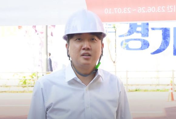 이준석 개혁신당 의원이 경기도교육청 인근에 설치한 현수막이 옥외광고물법에 의해 철거될 예정이다. 사진은 현수막을 설치한 이준석 의원. [사진=이준석 유튜브 캡처]