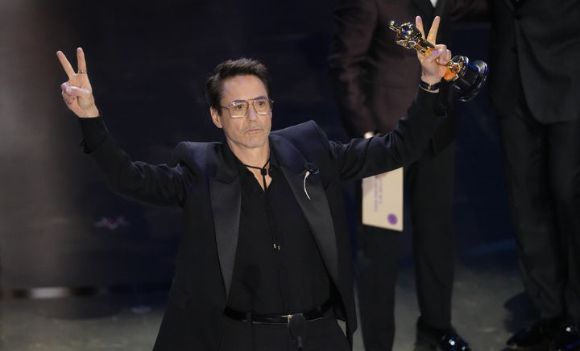 미국 배우 로버트 다우니 주니어가 지난 3월 10일(현지시간) 미국 캘리포니아주 로스앤젤레스에 있는 돌비 극장에서 열린 2024 오스카(아카데미) 시상식에서 '오펜하이머'로 남우조연상을 수상한 뒤 기뻐하고 있다. [사진=뉴시스]