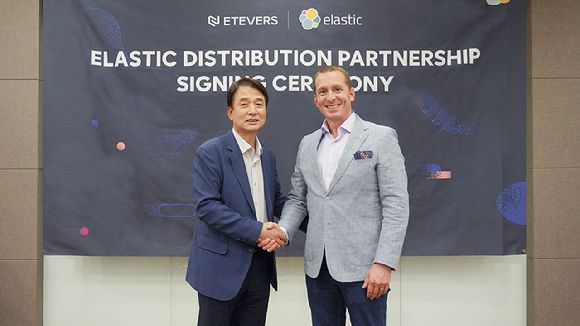 김범수 에티버스 대표(왼쪽)와 앤드류 햅굿 엘라싁 아시아 태평양 지역 비즈니스 담당 부사장이 기념 촬영을 하고 있다. [사진=에티버스]