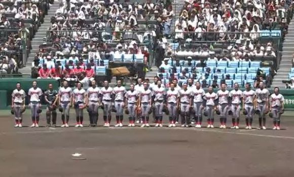 일본의 한국계 민족학교인 교토(京都)국제고등학교가 '여름의 고시엔(甲子園)'으로 불리는 '제 106회 전국고교야구선수권대회' 결승전에서 우승했다. 사진은 우승 후 교가를 부르는 교토국제고 야구부 학생들. [사진=NHK 방송화면 캡처]