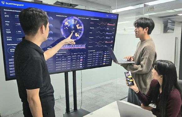 SK텔레콤 구성원들이 스캠뱅가드 기술을 점검하는 모습. [사진=SKT]