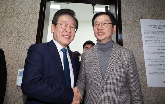 김경수 전 경남도지사(오른쪽)가 5일 오후 급거 귀국해 국회를 방문, 더불어민주당 이재명 대표와 만난 뒤 나와 인사하고 있다. 2024.12.5 [사진=연합뉴스]
