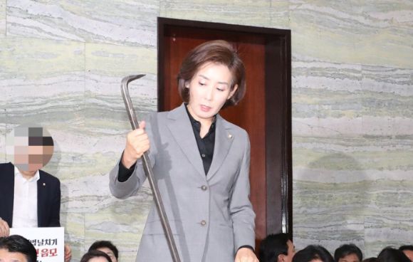 지난 2019년 당시 자유한국당 나경원 원내대표가 국회 의안과 앞에서 열린 긴급 의원총회에서 노루발못뽑이(일명 '빠루')를 들고나오고 있다. [사진=연합뉴스]