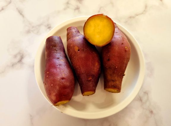 고구마를 가장 건강하게 먹는 법은 아침 식사 대용으로 껍질채 쪄먹는 것으로 알려져 있다. 사진은 찐고구마. [사진=만개의레시피 @춤추는루나]