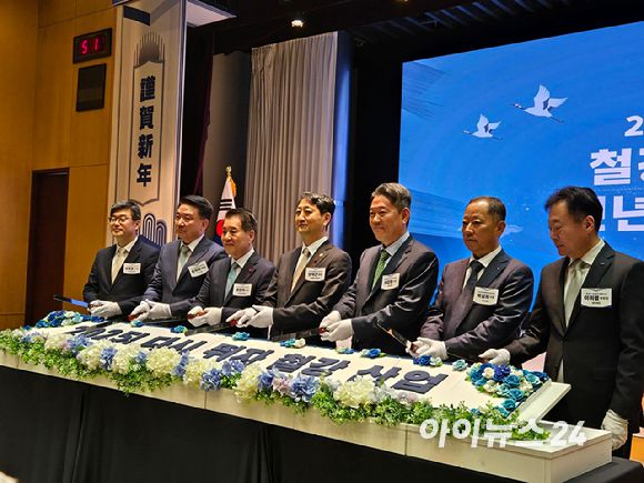 안덕근 산업부 장관 등 철강업계 인사들이 14일 '2025년 철강협회 신년인사회'에 참석하고 있다. [사진=최란 기자]