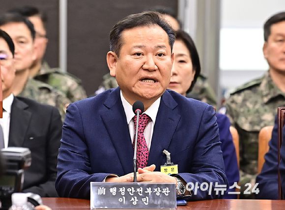이상민 전 행정안전부 장관이 22일 오전 서울 여의도 국회에서 열린 윤석열 정부의 비상계엄 선포를 통한 내란 혐의 진상규명 국정조사 1차 청문회에서 증언 거부를 하고 있다. [사진=곽영래 기자]