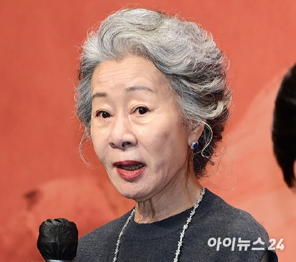 배우 윤여정이 지난해 8월 서울 강남구 그랜드 인터컨티넨탈 서울 파르나스에서 열린 Apple TV+ 웹드라마 '파친코 시즌2' 제작발표회에 참석해 발언하고 있다. [사진=정소희 기자]