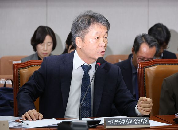 김용원 국가인권위원회 상임위원이 지난달 17일 오후 서울 여의도 국회 운영위원회 전체회의에서 야당 의원들과 언쟁하고 있다. [사진=연합뉴스]