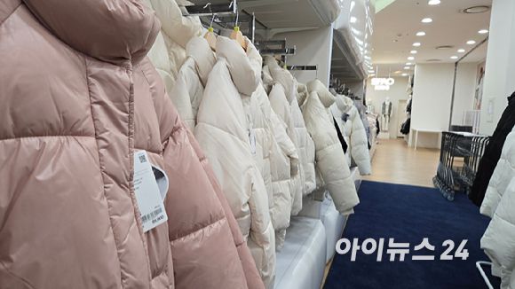 서울 송파구 한 SPA 브랜드에 겨울 푸퍼 상품이 진열된 모습.[사진=진광찬 기자]