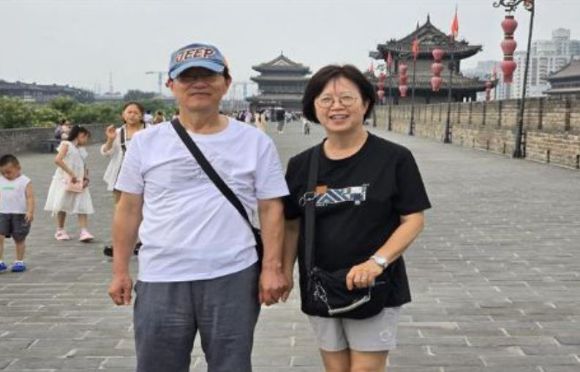 서안성 성곽 위에서 사진을 찍고 있는 윤영선 심산기념사업회 회장 부부. [사진=윤영선]