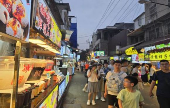 회족 거리 먹자골목 야경. [사진=윤영선]