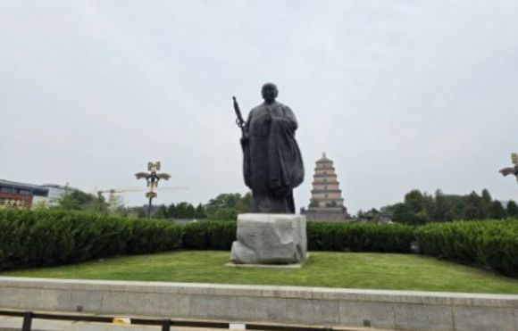 현장법사 동상과 뒤쪽의 대안탑. [사진=윤영선]