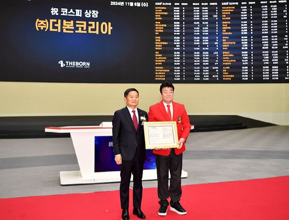 백종원 더본코리아 대표가 지난해 11월 서울 영등포구 여의도 한국거래소에서 열린 (주)더본코리아 유가증권시장 신규 상장기념식에서 양태영 한국거래소 유가증권시장본부장으로부터 상장 계약서를 전달받은 뒤 기념 촬영하고 있다. [사진=곽영래 기자]
