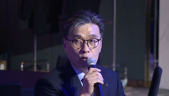 7일 온라인 백브리핑에서 김대회 KT 구매혁신담당(상무보)가 취재진과 질의응답을 진행하고 있는 모습. [사진=온라인 중계 영상 캡쳐]