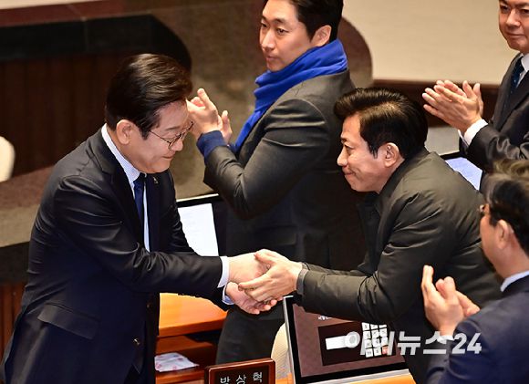 이재명 더불어민주당 대표가 10일 오전 서울 여의도 국회에서 열린 제422회 국회(임시회) 제2차 본회의에서 더불어민주당 교섭단체대표연설을 마친 뒤 동료 의원들과 인사를 하고 있다. [사진=곽영래 기자]