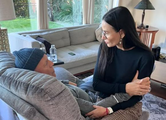 지난 2000년 브루스 윌리스와 이혼한 할리우드 여배우 데미 무어가 브루스 윌리스의 치매 투병 이후 매주 그를 찾는 것으로 알려졌다. 사진은 데미 무어 인스타그램. [사진=데미 무어 인스타그램]