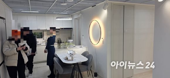 9일 경기 고양 킨텍스에 마련된 고양창릉지구 S6블록 59㎡ 거실 전경. [사진=이수현 기자]