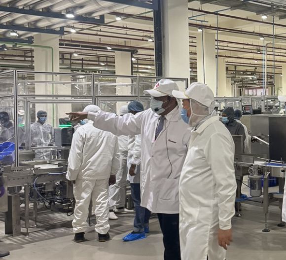 신동빈 롯데그룹 회장이 지난 6일 인도 푸네시에서 하브모어 신공장을 둘러보고 있다. [사진=롯데그룹]