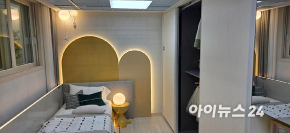 9일 경기 고양 킨텍스에 마련된 고양창릉지구 A4블록 55㎡ 침실. 옵션이 적용돼 침실과 알파룸이 통합됐다. [사진=이수현 기자]
