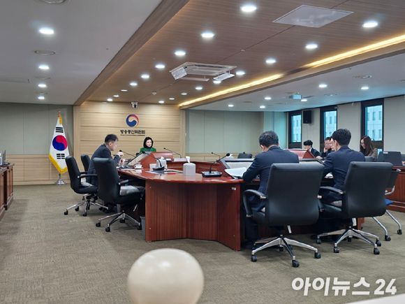 12일 오전 10시 정부과천청사에서 방송통신위원회 제2차 위원회 회의가 진행되고 있다. 회의 안건 심의·의결에는 이진숙 방송통신위원회 위원장과 김태규 방송통신위원회 부위원장 2인이 참여했다. [사진=안세준 기자]