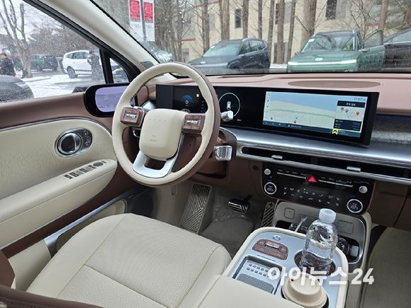 현대차 '아이오닉 9' 운전석 인테리어. [사진=김종성 기자]