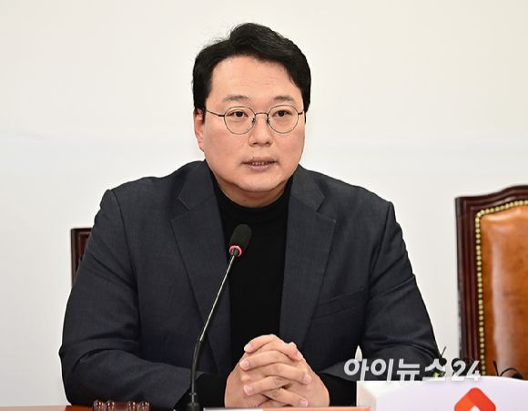 천하람 개혁신당 원내대표 겸 당대표 권한대행이 10일 오전 서울 여의도 국회에서 열린 최고위원회의에서 발언하고 있다.