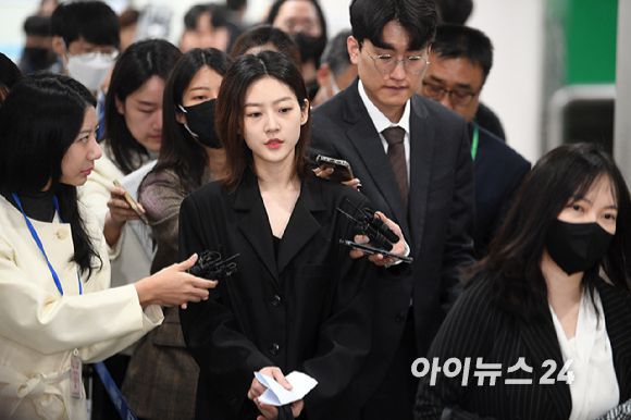 만취 상태로 음주운전을 하다가 사고를 낸 혐의로 재판에 넘겨진 배우 김새론이 지난 2023년 4월 5일 오전 서울 서초구 서울중앙지법에서 열린 도로교통법 위반(음주운전·사고 후 미조치) 혐의 관련 선고공판에 출석한 후 법정을 나서고 있다. 김새론은 1심서 벌금 2천만원을 선고 받았다. [사진=아이뉴스24 포토DB]