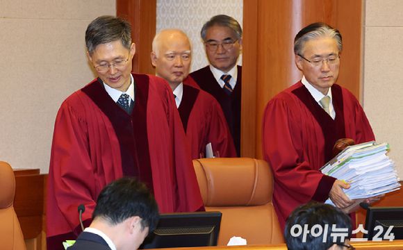 문형배 헌법재판소장 권한대행을 비롯한 헌법재판관들이 지난달 18일 서울 종로구 헌법재판소에서 열린 '윤석열 대통령 탄핵심판 9차 변론'에 입장하고 있다. 이날 윤석열 대통령은 법정에 출석하지 않고 돌아갔다. [사진=사진공동취재단]