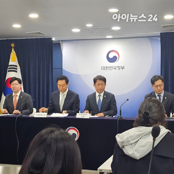 국토교통부·서울특별시·기획재정부·금융위원회·한국은행·금융감독원이 지난 19일 정부서울청사에서 부동산 관계기관 회의를 개최해 '주택시장 안정화 방안'을 논의했다. 사진 왼쪽부터 김소영 금융위원회 부위원장, 오세훈 서울시장, 박상우 국토교통부 장관. [사진=이효정 기자 ]