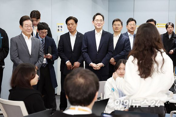 이재명 더불어민주당 대표와 이재용 삼성전자 회장이 20일 오전 서울 강남구 역삼동 삼성 청년 소프트웨어 아카데미(SSAFY)에서 열린 '청년 취업 지원 현장 간담회'를 마친 뒤 아카데미를 둘러보고 있다. [사진=정소희 기자]