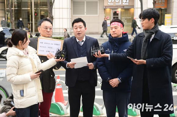 故 김새론의 유족 법률대리인 법무법인 부유의 부지석 변호사(가운데), 김세의 유튜브 가로세로연구소 대표(오른쪽), 권영찬 한국연예인자살예방협회 소장이 지난 17일 서울경찰청에 출석해 허위사실 유포에 따른 명예훼손 혐의로 유튜버 이진호에 대한 고소장을 접수하고 있다. [사진=정소희 기자]