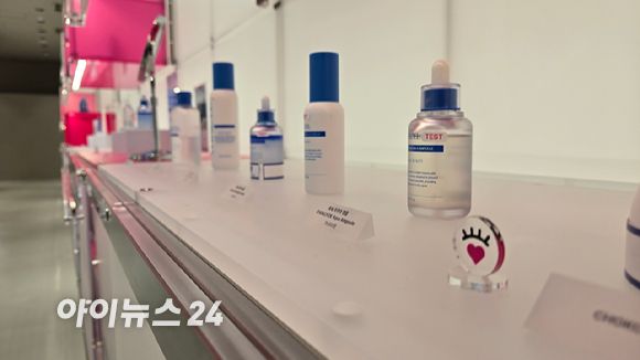 북촌 와이레스 플래그십 스토어에서 판매 중인 '윙크' 라인. [사진=진광찬 기자]