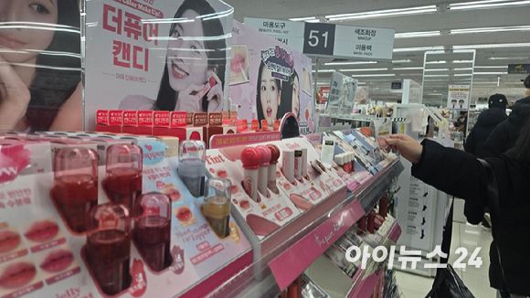 서울의 한 다이소 뷰티 코너에서 소비자가 상품을 고르고 있다. [사진=진광찬 기자]