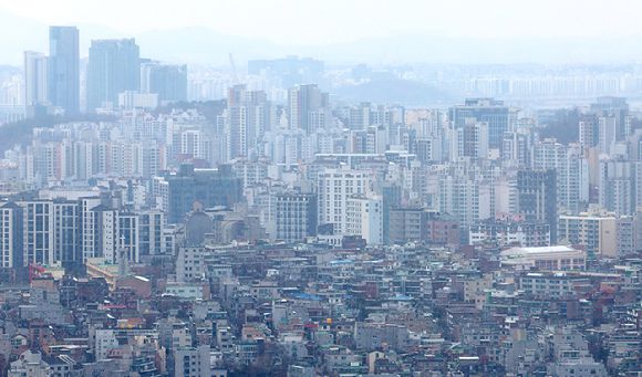 서울 남산에서 바라본 서울 다세대 주택과 아파트단지 모습. 2025.3.18. [사진=연합뉴스]