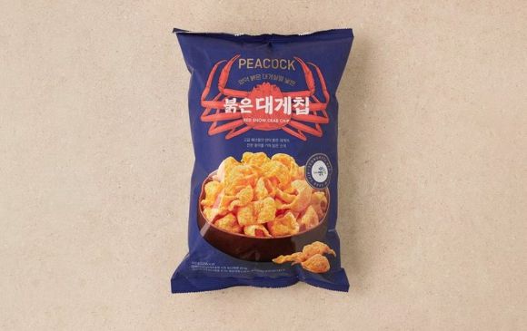 이마트가 경북 영덕군의 특산물 영덕 붉은대게를 활용해 만든 '피코크 붉은대게칩'. [사진=이마트]