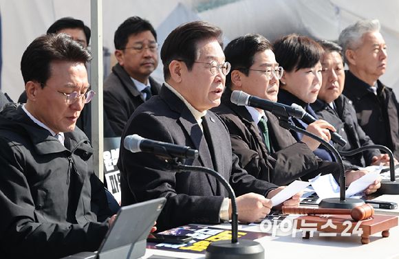 이재명 더불어민주당 대표가 지난 19일 오전 서울 종로구 경복궁역 부근 광화문 민주당 천막농성장에서 열린 현장 최고위원회의에서 모두 발언하고 있다. [사진=국회사진취재단]