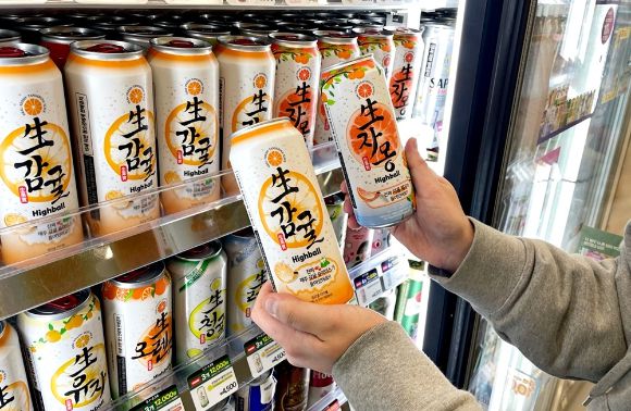 CU가 제주 감귤 소비 촉진을 위해 만든 '감귤 하이볼'. [사진=BGF리테일]