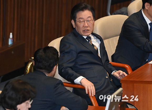 더불어민주당 이재명 대표와 박찬대 원내대표가 지난 13일 오후 서울 여의도 국회 본회의장에서 열린 제423회 국회(임시회) 제1차 본회의에서 대화를 하고 있다. [사진=곽영래 기자]