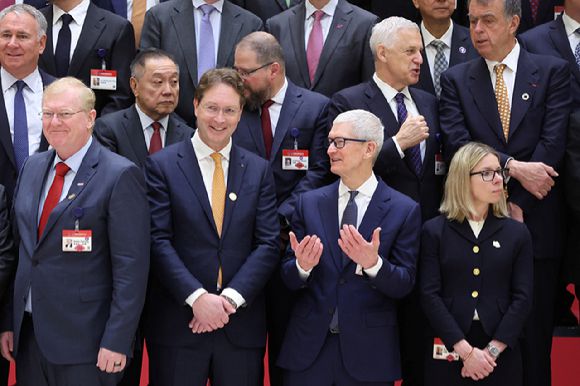 팀 쿡 애플 CEO가 지난 23일 중국 베이징의 댜오위타이 영빈관에서 열린 중국 개발 포럼 참석자들과 함께 단체 사진을 찍고 있다. [사진=로이터-연합뉴스]