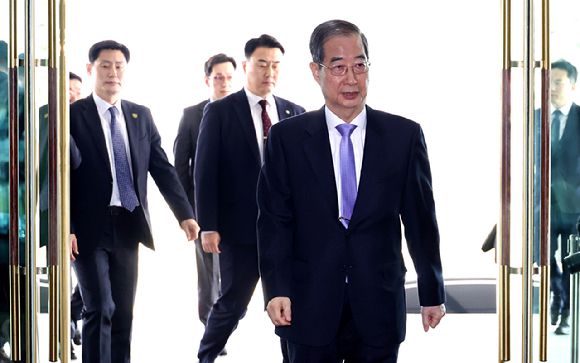 24일 헌법재판소의 탄핵소추 기각으로 직무에 복귀한 한덕수 대통령 권한대행 국무총리가 정부서울청사로 출근하고 있다. [사진=연합뉴스]