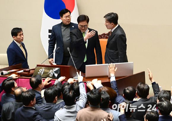 27일 서울 여의도 국회에서 열린 제420회 국회(임시회) 제2차 본회의에서 국무총리(한덕수) 한택소추안 관련 우원식 국회 의장이 가결 정족수 기준이 151석 이상이라 말하자 국민의힘 권성동 원내대표가 의장석까지 올라 항의하고 있다. [사진=정소희 기자]