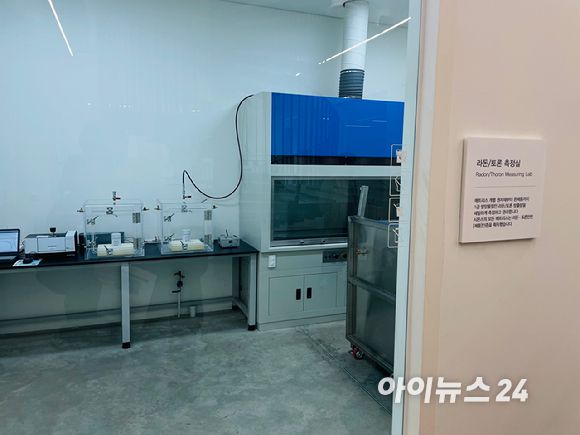 시몬스 팩토리움에 있는 라돈·토론 측정실. [사진=송대성 기자]