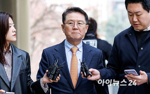 윤석열 대통령 측 변호인 윤갑근 변호사가 24일 서울 서초구 서울중앙지방법원에서 열린 윤 대통령 내란수괴 혐의 2차 공판준비기일에 출석하며 취재진에게 질문 받고 있다. [사진=사진공동취재단]