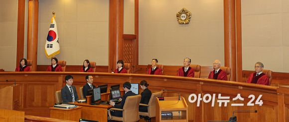 한덕수 국무총리의 탄핵심판 선고 날인 24일 서울 종로구 헌법재판소 심판정에 문형배 헌법재판소장 권한대행을 비롯한 재판관들이 착석해 있다. [사진=곽영래 기자]
