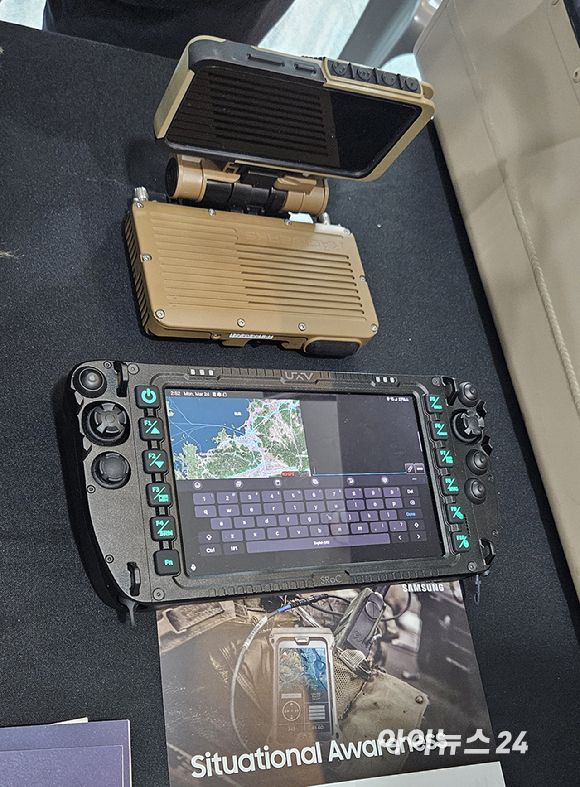 드론 조종 등이 가능한 전술용 갤럭시 태블릿 모델. [사진=박지은 기자]