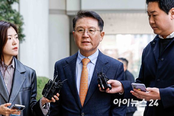 윤석열 대통령 측 변호인 윤갑근 변호사가 24일 서울 서초구 서울중앙지방법원에서 열린 윤 대통령 내란수괴 혐의 2차 공판준비기일에 출석하며 취재진 질문에 답하고 있다.  [사진=사진공동취재단]