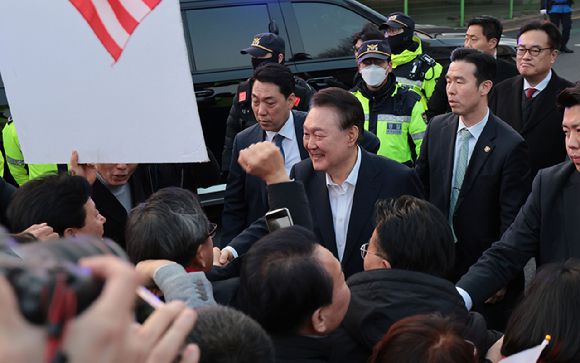 서울구치소에서 석방된 윤석열 대통령이 지난 8일 서울 한남동 관저 앞에서 차량에서 내려 지지자들과 악수하고 있다. 2025.3.8 [사진=연합뉴스]
